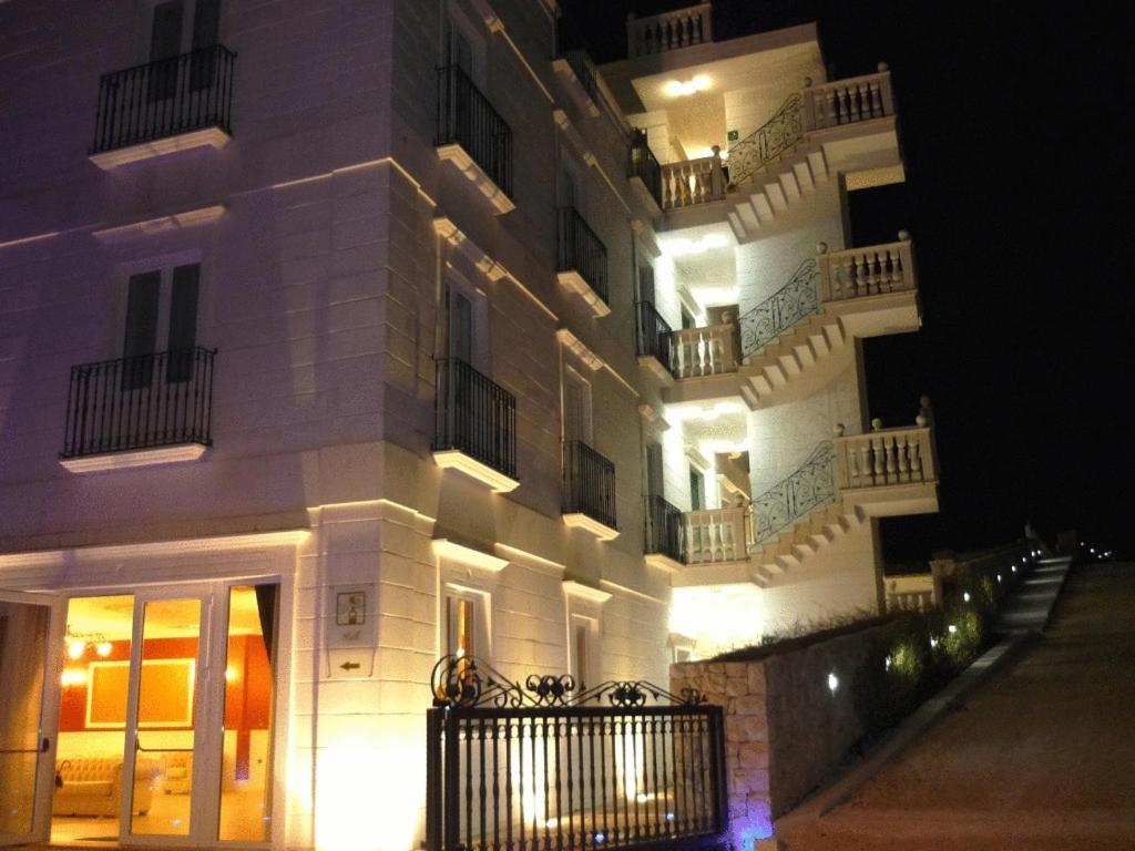 Hotel Madonna Delle Grazie Челье-Мессапика Экстерьер фото