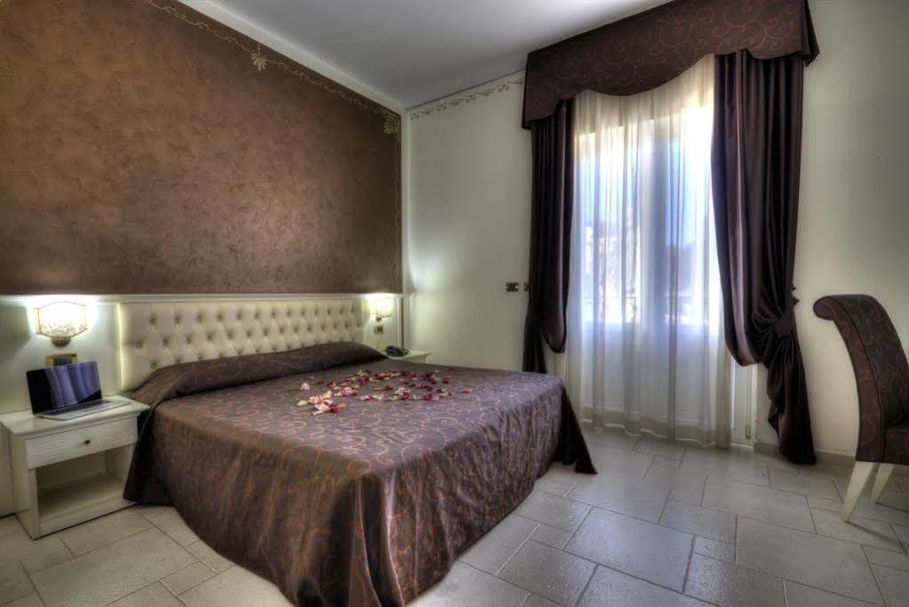 Hotel Madonna Delle Grazie Челье-Мессапика Экстерьер фото