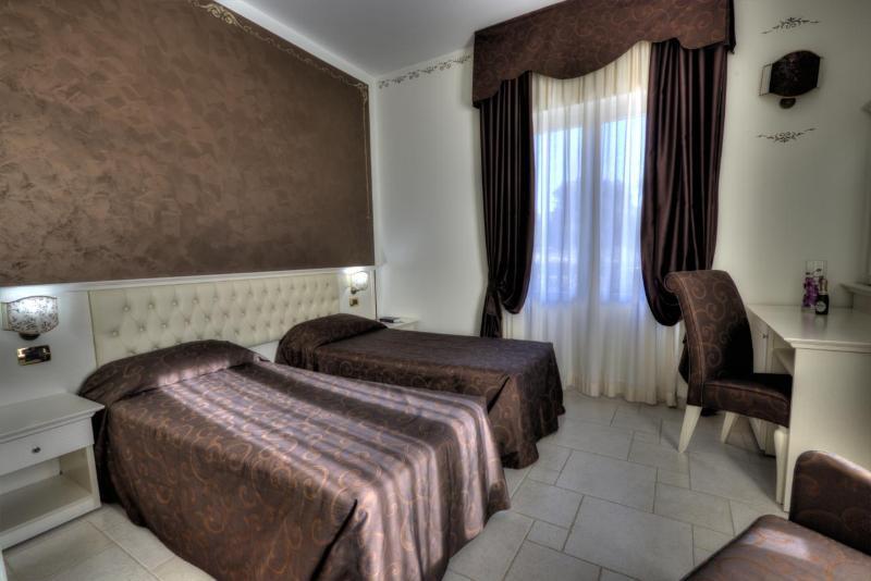 Hotel Madonna Delle Grazie Челье-Мессапика Экстерьер фото